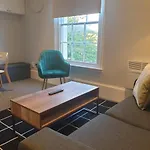 Charming Luxe 1 Bedroom Apartment, Cowley