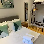Charming Luxe 1 Bedroom Apartment, Cowley