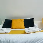 Sleek And Stylish Cottage Of Oxford - Sleeps 5
