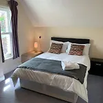 Spacious 5 Bedroom Apartment Ideal For Contractors By Beds Away Short Lets & Serviced Accommodation Oxford With Parking In Iffley