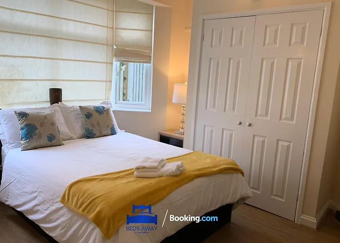 Relocation-Business-Leisure-Fast Wifi-Free Parking-With 2 En-Suites And Garden By Beds Away Short Lets & Serviced Accommodation Oxford