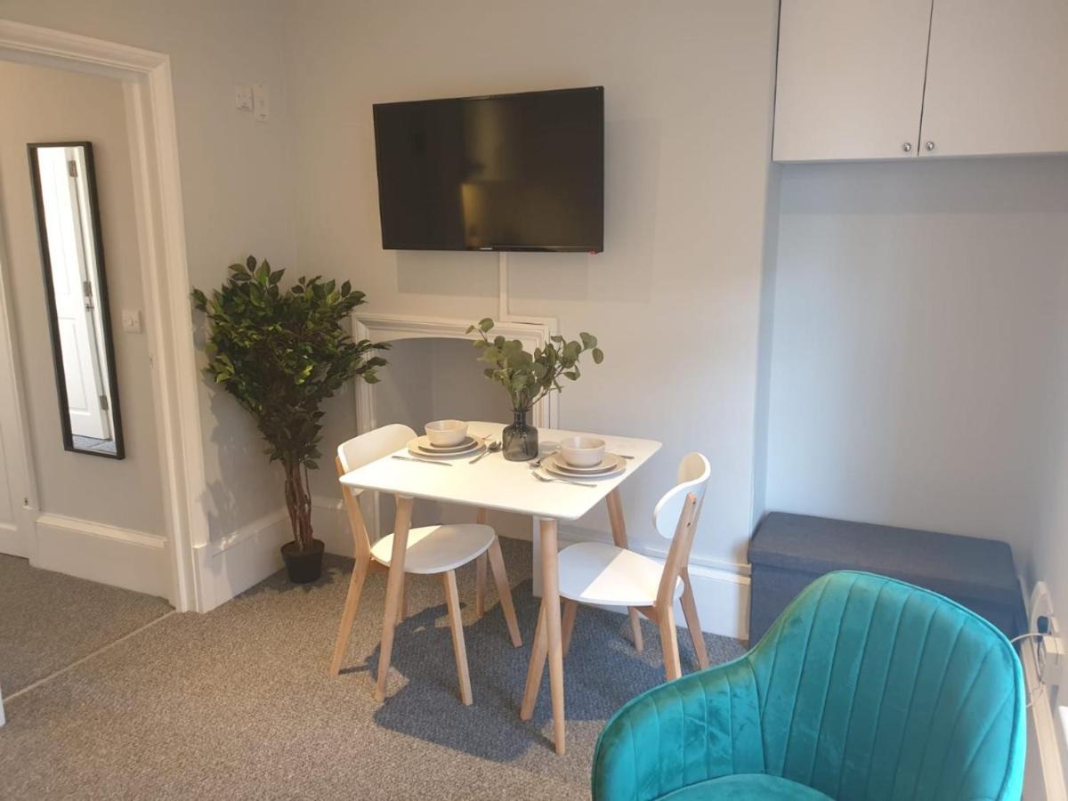 Charming Luxe 1 Bedroom Apartment, Cowley Apartment *