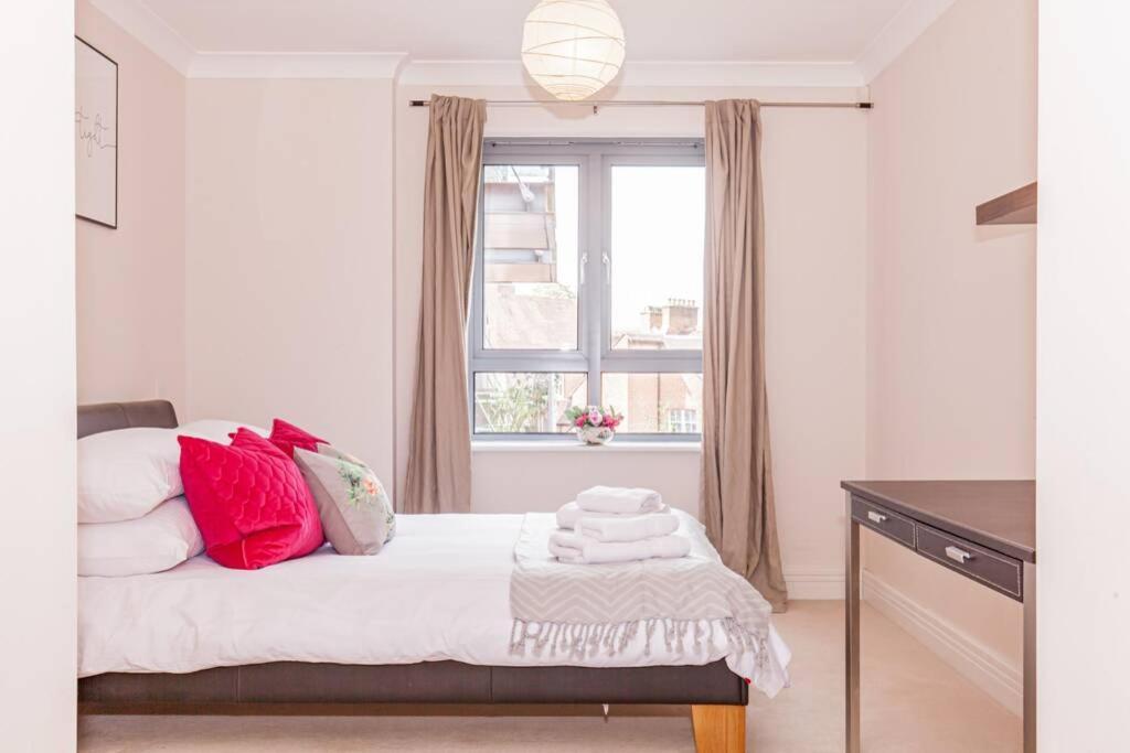 Modern And Chic Centre With Parking Apartment