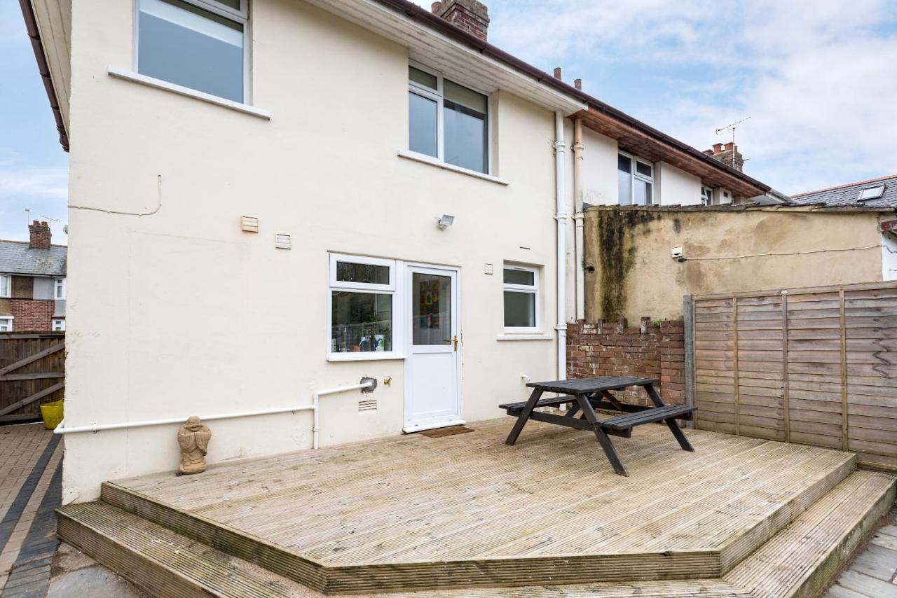 Award Winning 3 Bedroom House With Private Parking Florence Park Holiday home *