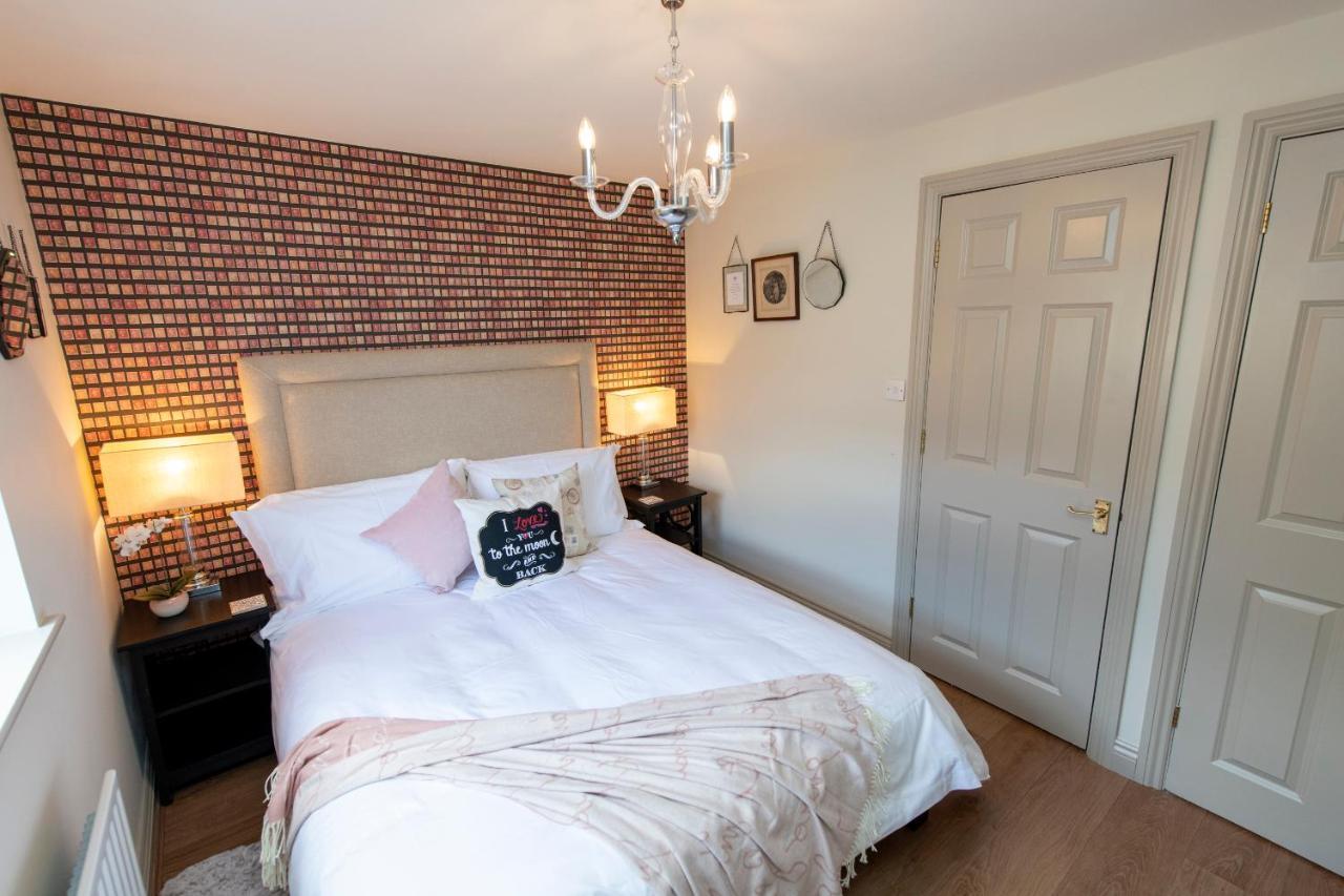 3 Bedroom House - A Very British Place To - Near Centre ! Holiday home *