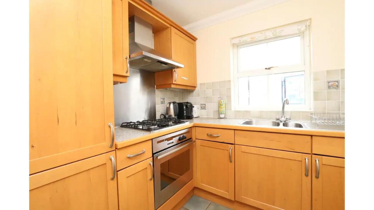 Pass The Keys 2 Bed With Parking Apartment