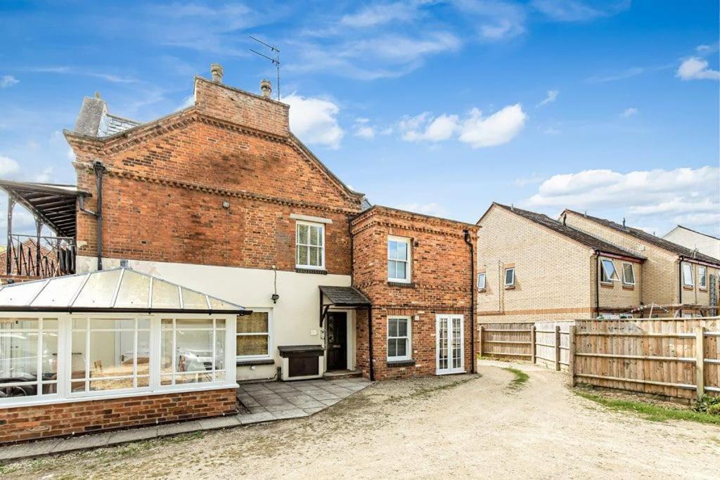 Flat 3, 158 Abingdon Road Apartment *