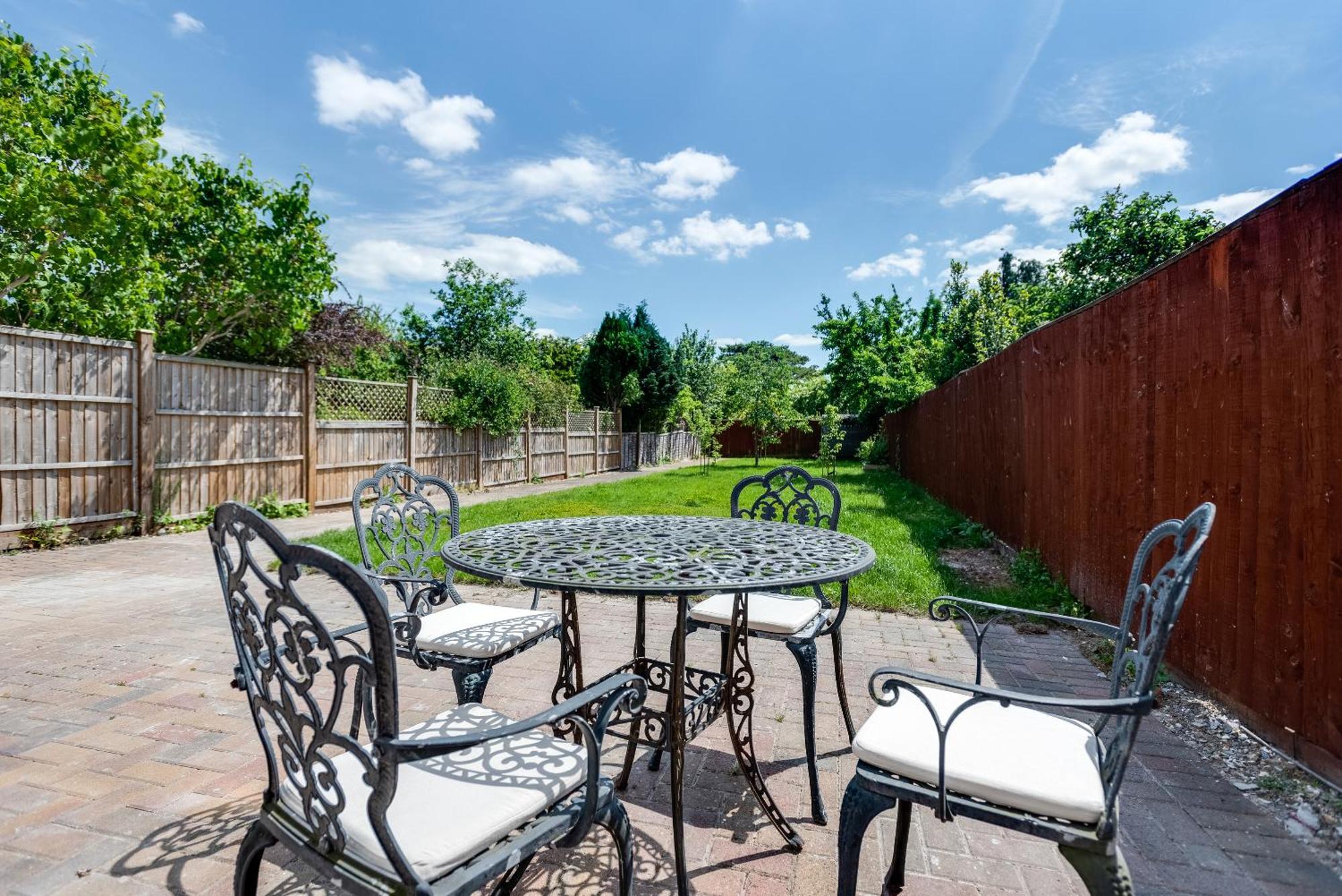 Holiday home The Abode - 3-bedroom House - Large Garden & Free Parking *