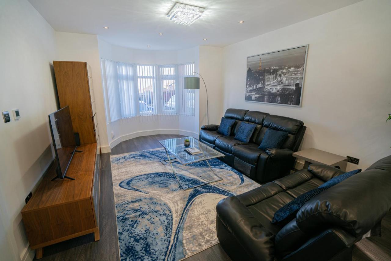 Holiday home Newly Refurbished Modern 4 Bed Detached House ! *