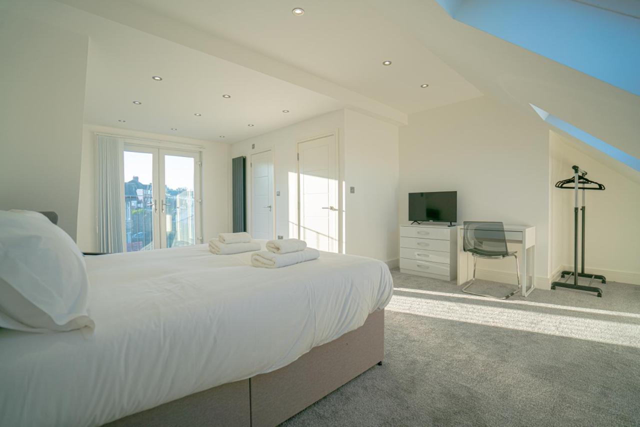 Newly Refurbished Modern 4 Bed Detached House ! Holiday home Oxford