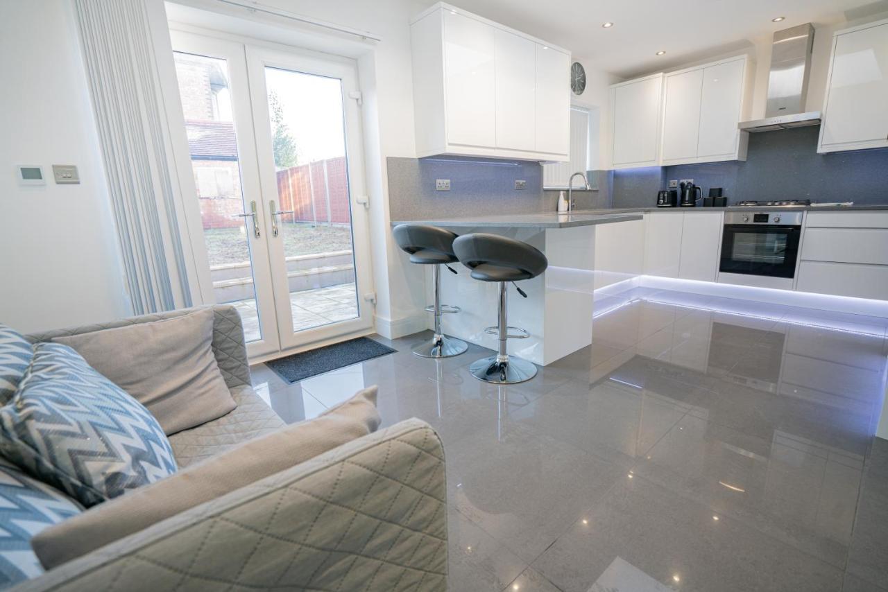 Holiday home Newly Refurbished Modern 4 Bed Detached House ! *