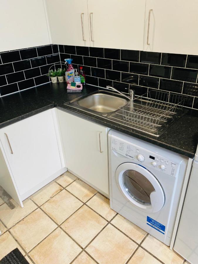 Arma Short Stays: Spacious 3-bedroom House With Garden Holiday home *