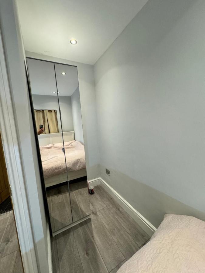 1 Bed With Kitchenette And Bathroom *