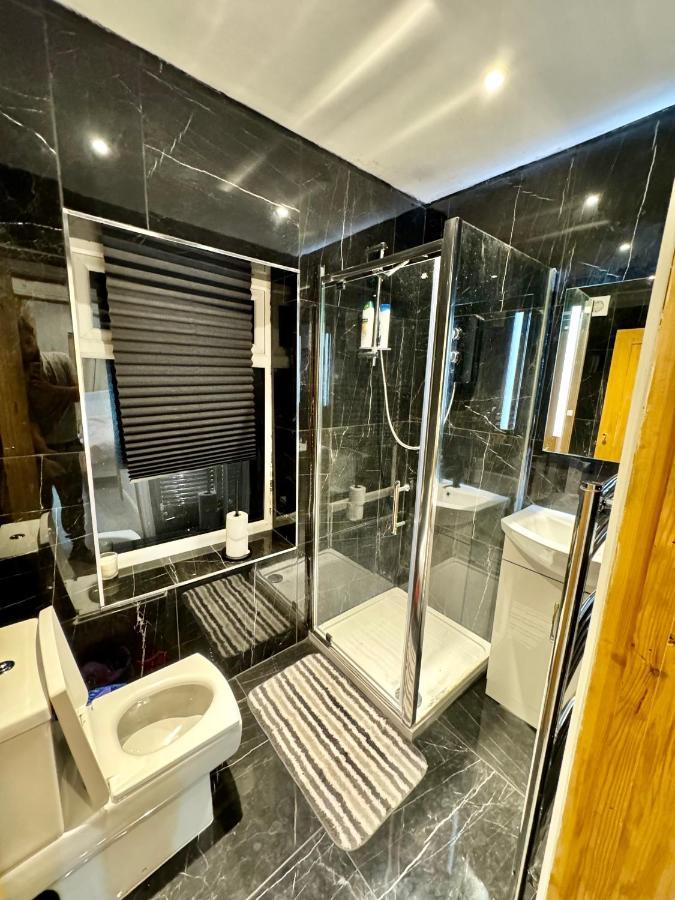 1 Bed With Kitchenette And Bathroom
