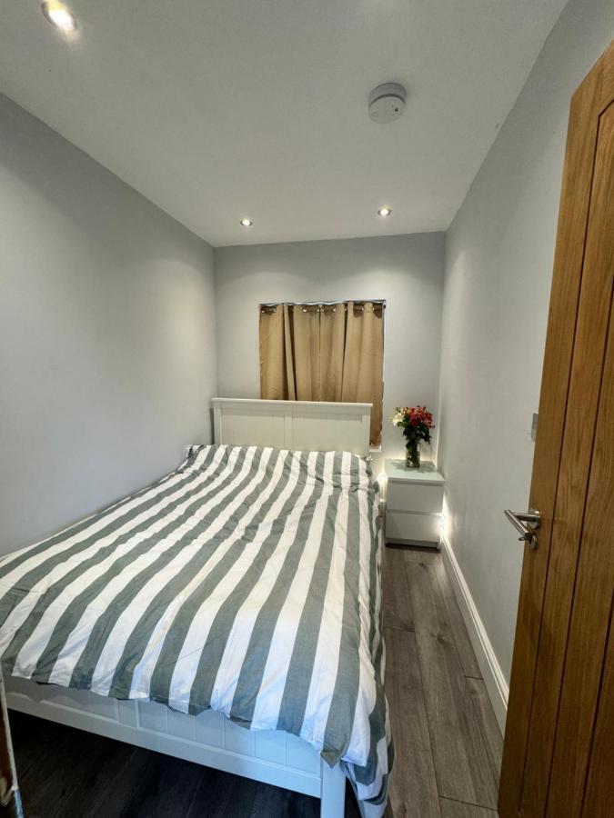 1 Bed With Kitchenette And Bathroom *
