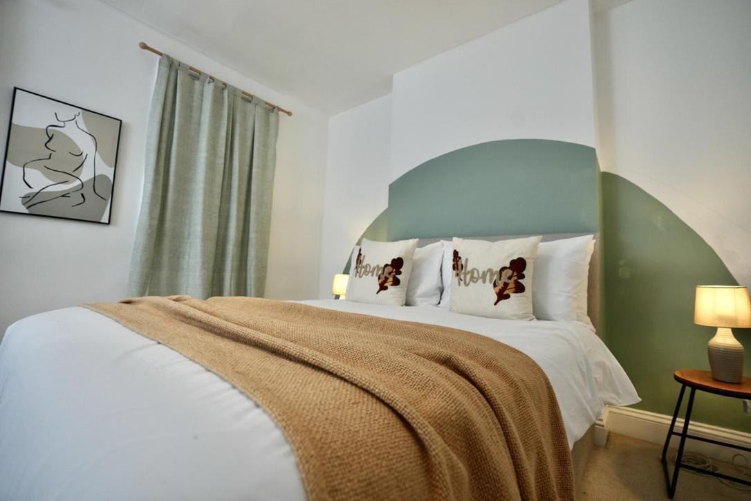 Holiday home Spacious Two-bedrooms House, Private Parking, Contractors, Relocators