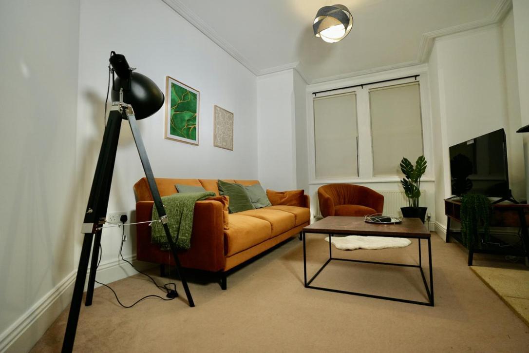 Spacious Two-bedrooms House, Private Parking, Contractors, Relocators Holiday home Oxford