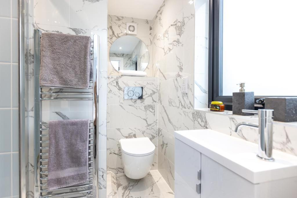 New, Modern 4 Bed, 3 Bath House ,free Parking Oxford