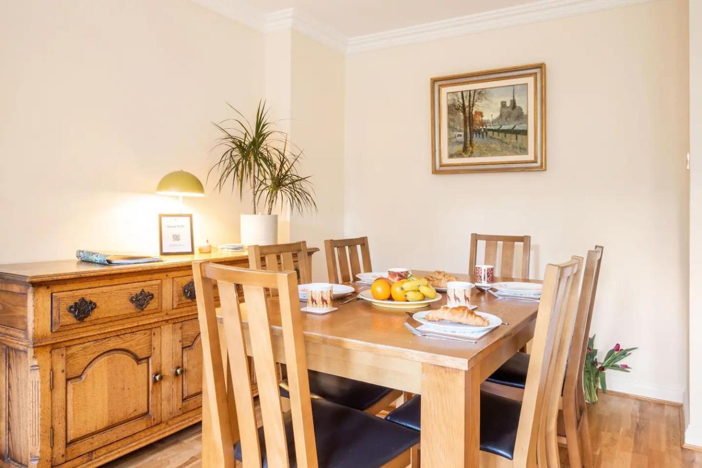 Spacious 4-bedroom Townhouse In The Center With Free Parking Holiday home *