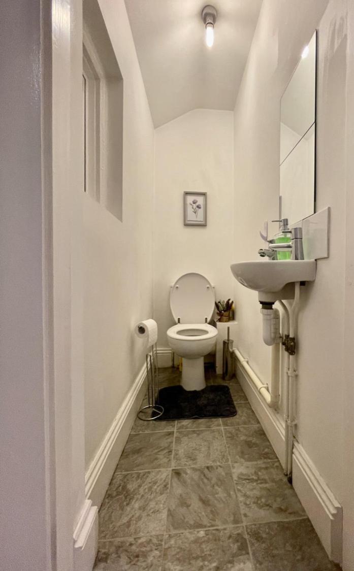 Spacious Two-bedrooms House, Private Parking, Contractors, Relocators
