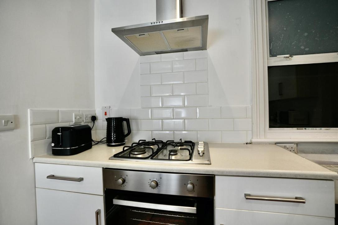 Spacious Two-bedrooms House, Private Parking, Contractors, Relocators *