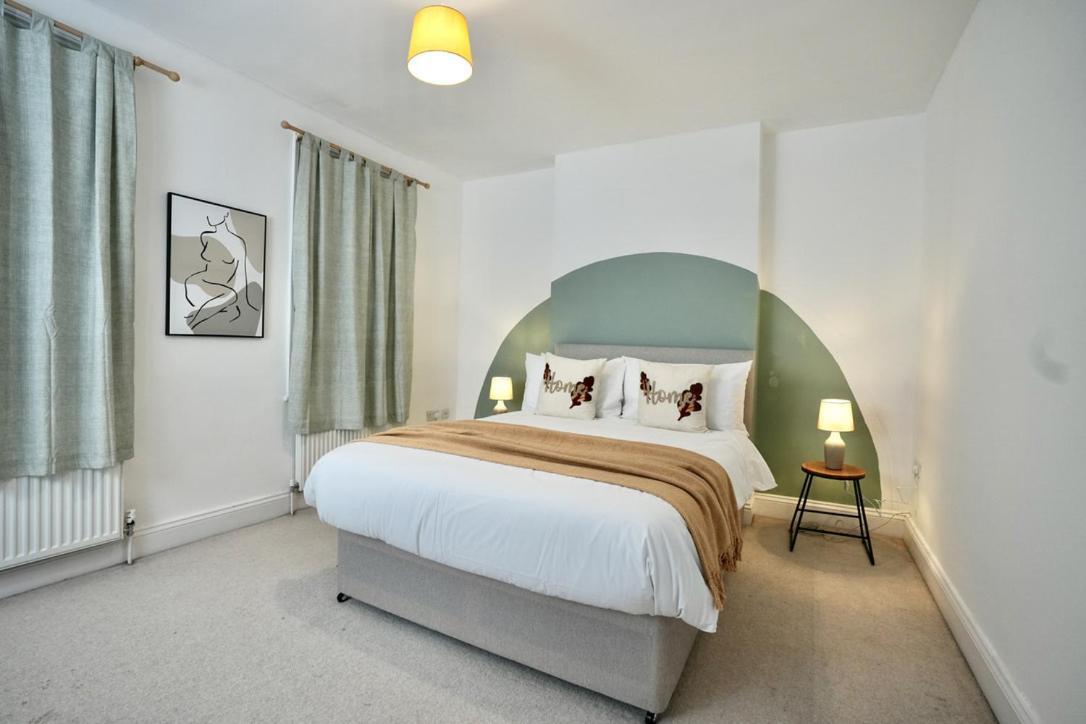 Spacious Two-bedrooms House, Private Parking, Contractors, Relocators Holiday home