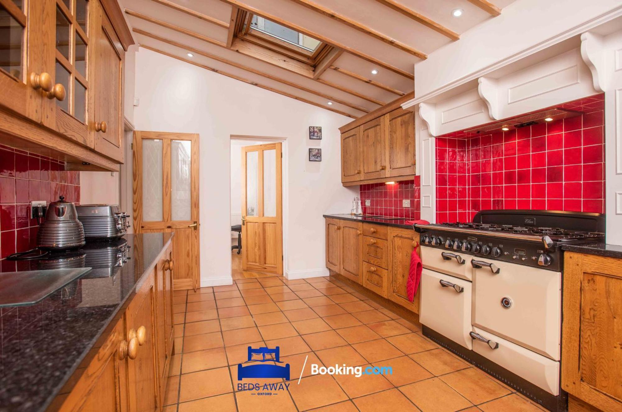 Tolkien View House: Literary Retreat With Outdoor Fireplace Holiday home *