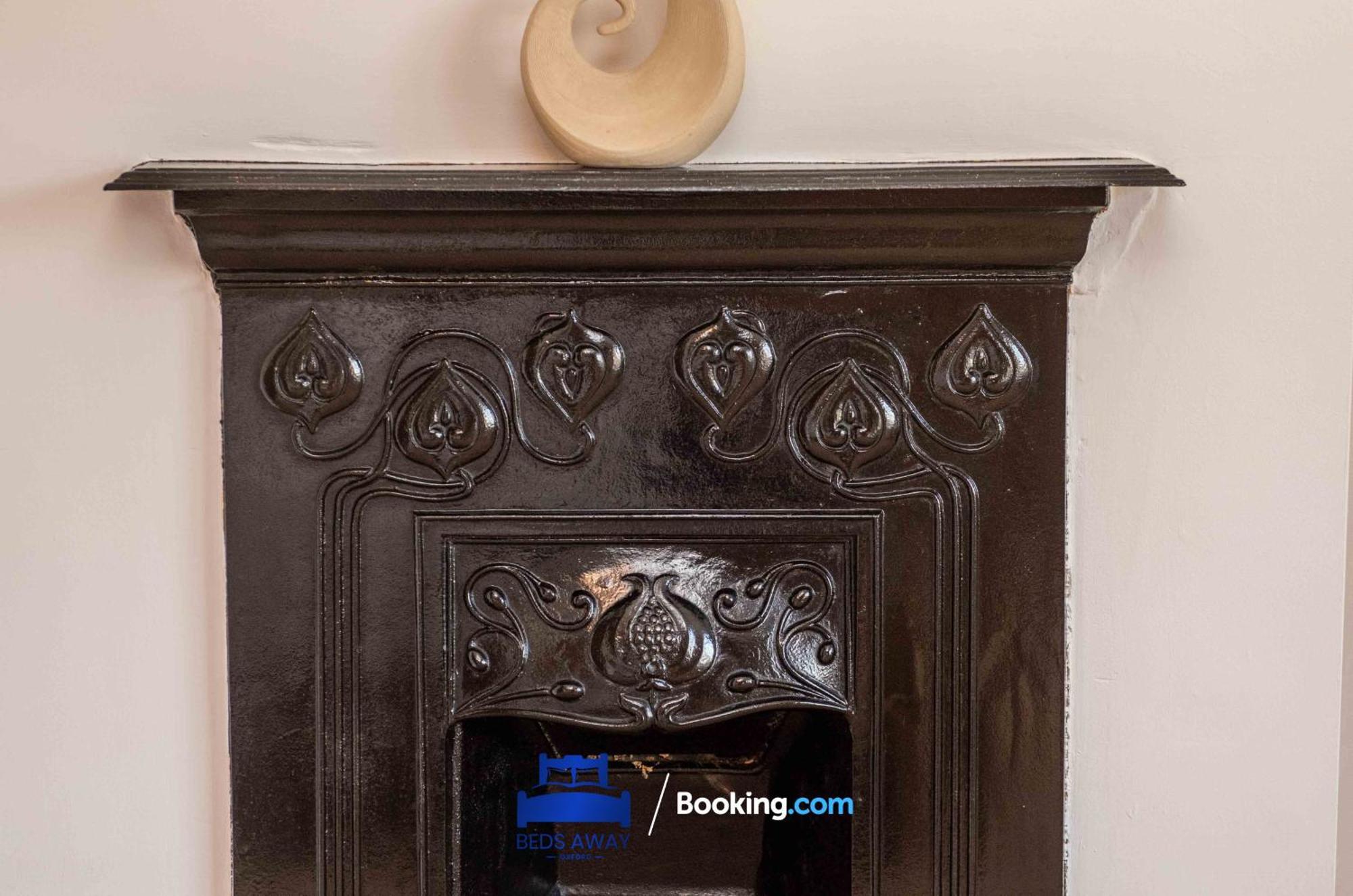 Tolkien View House: Literary Retreat With Outdoor Fireplace