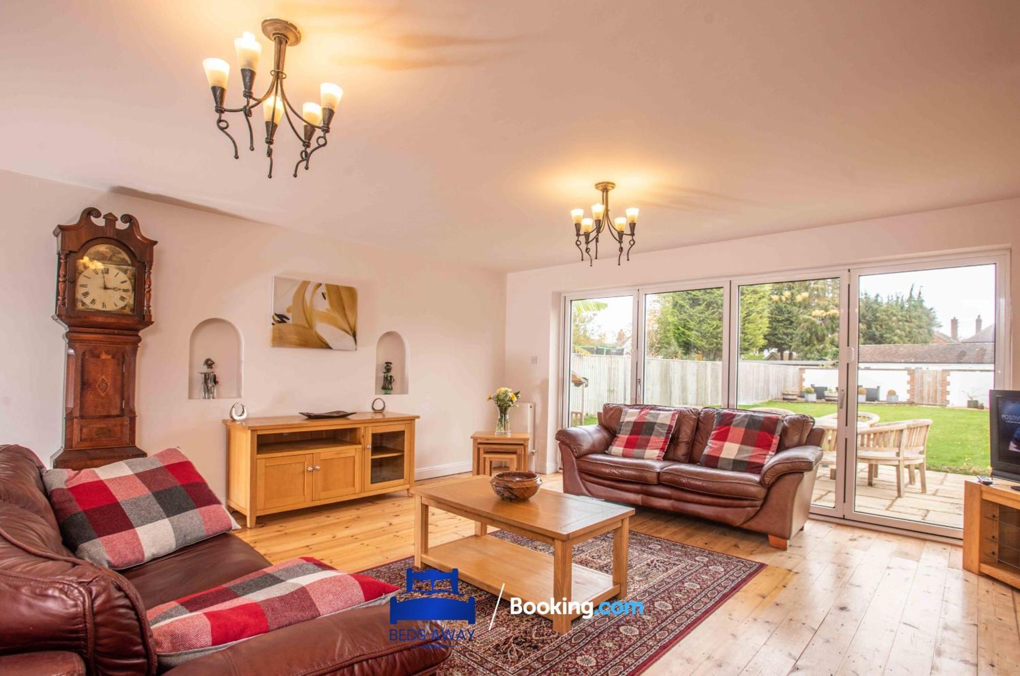 Tolkien View House: Literary Retreat With Outdoor Fireplace