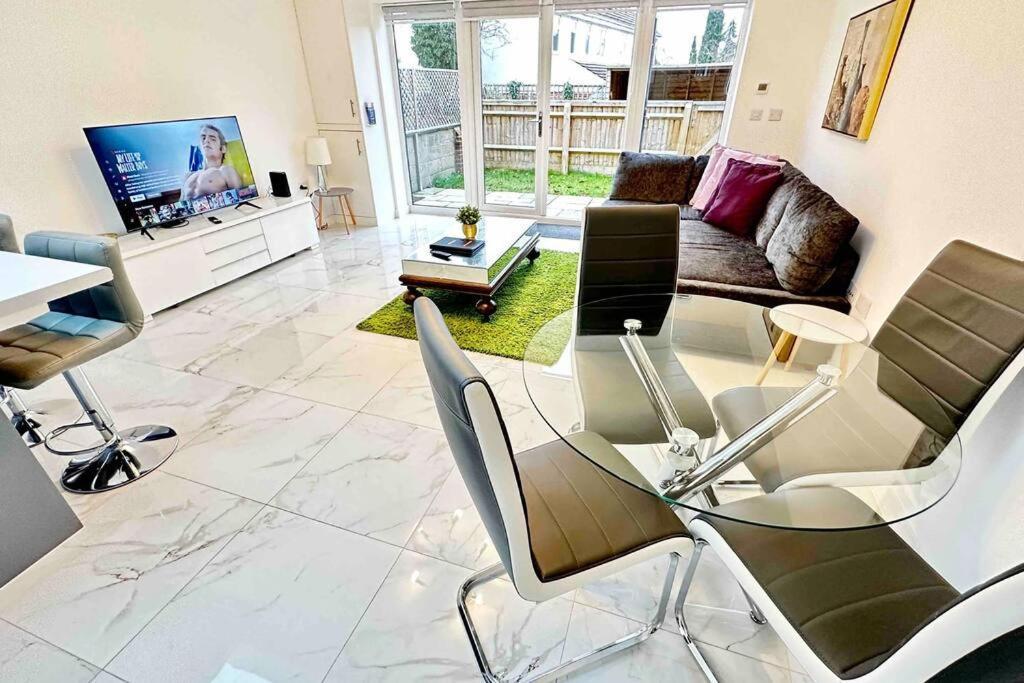 Paradigm House, Stunning 2-bedroom 1, Free Parking, Apartment *