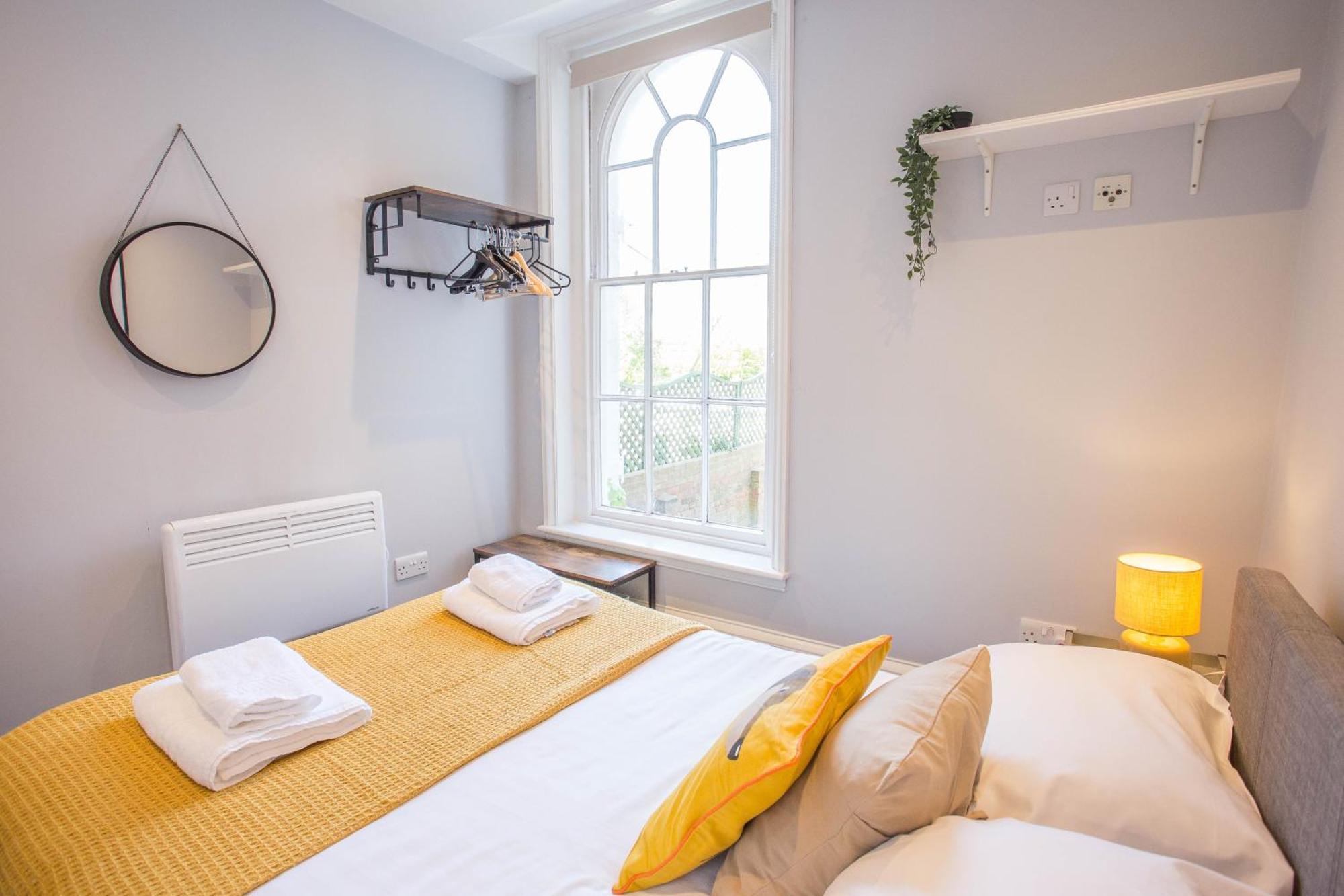 Cosy, Flat For Up To 4 With Park View Apartment *