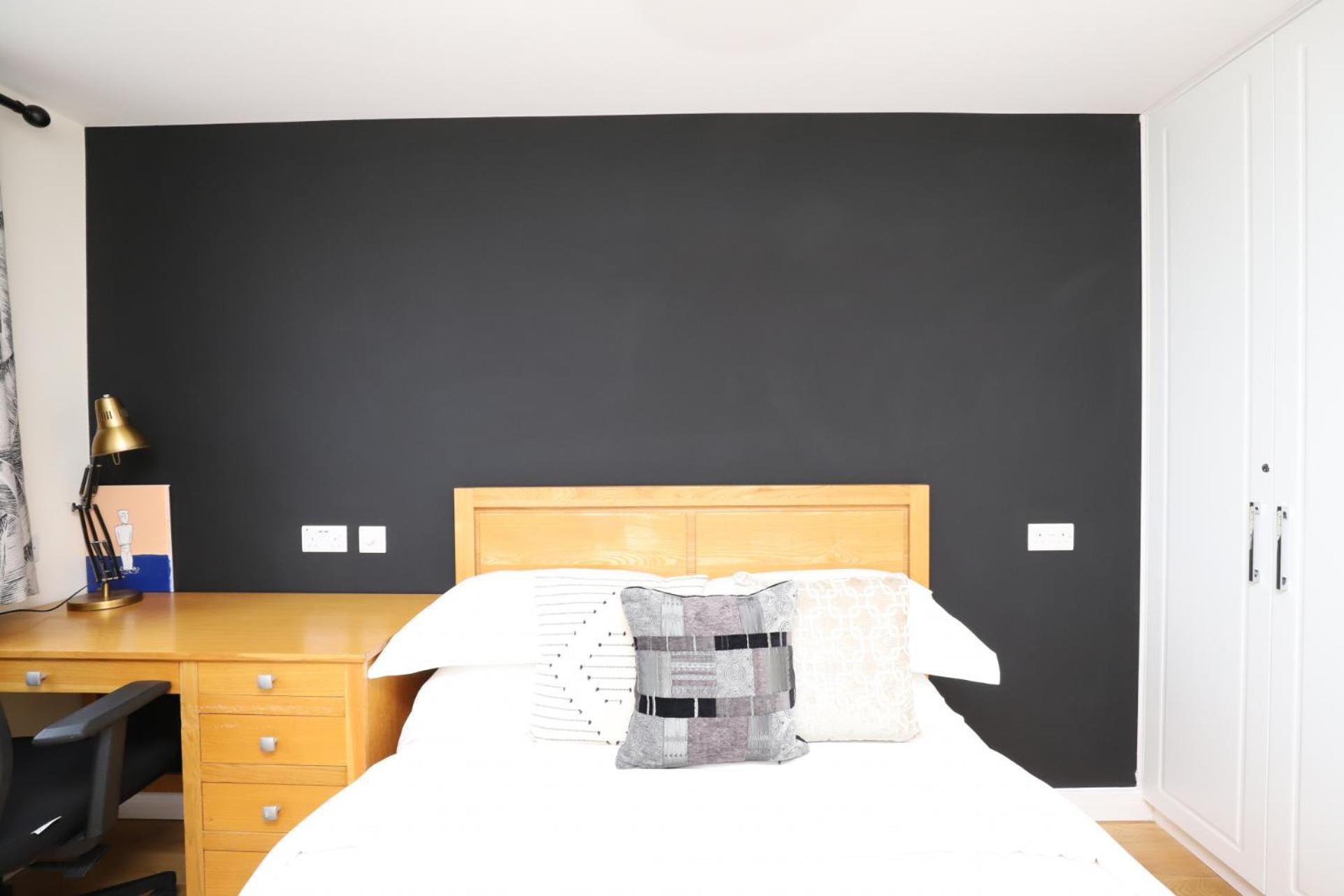Homestay Luxurious Double Bedroom, Ensuite With Free Wifi.