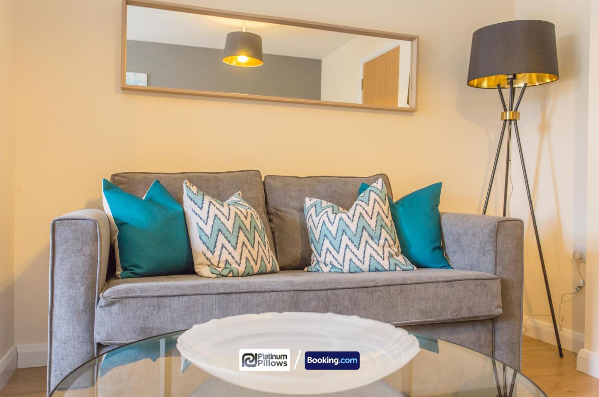 Modern 2 Bedroom Apartments, Near Headington Hospital, Families & Contractor With Parking *