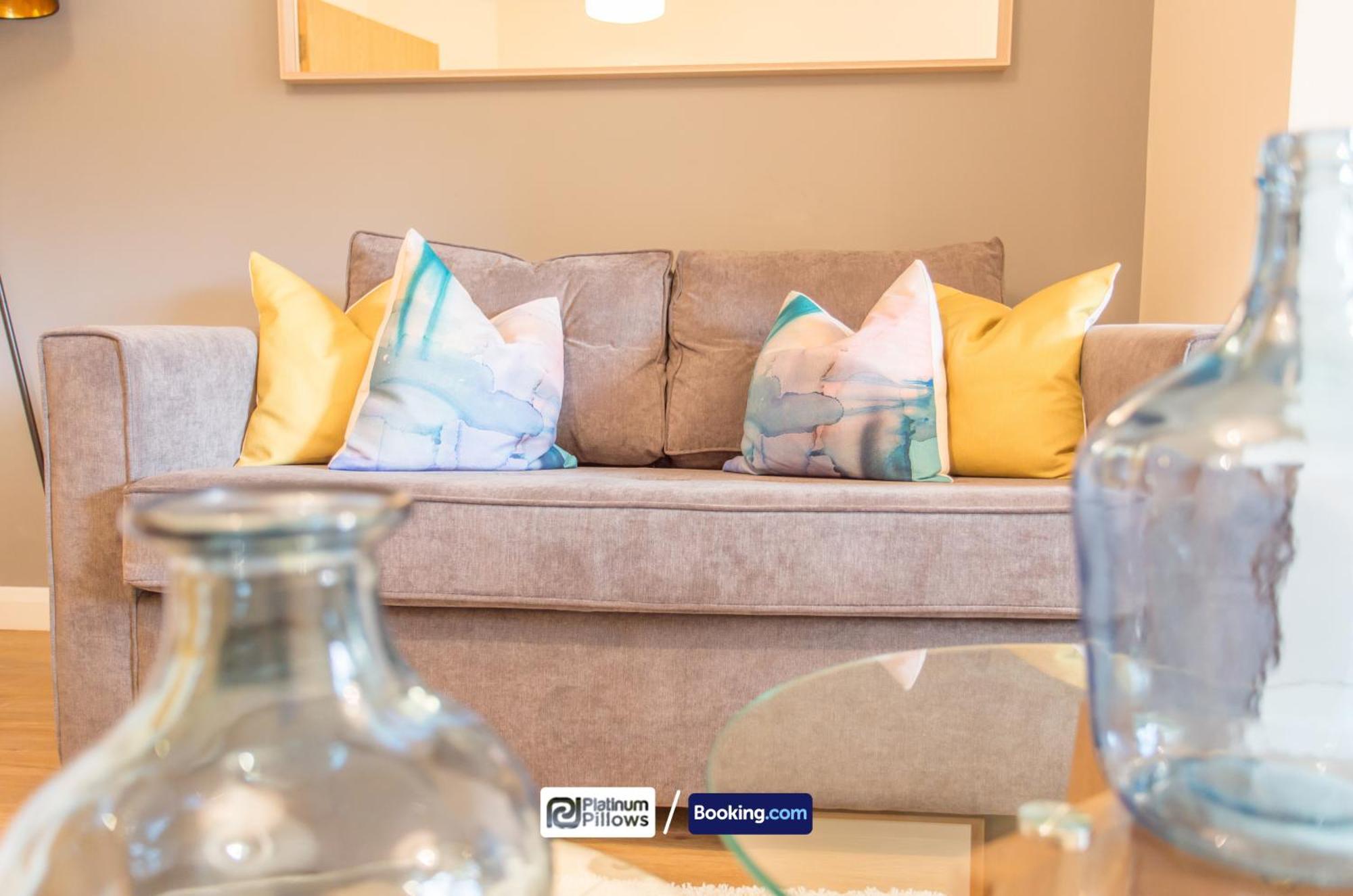 Modern 2 Bedroom Apartments, Near Headington Hospital, Families & Contractor With Parking Apartment *