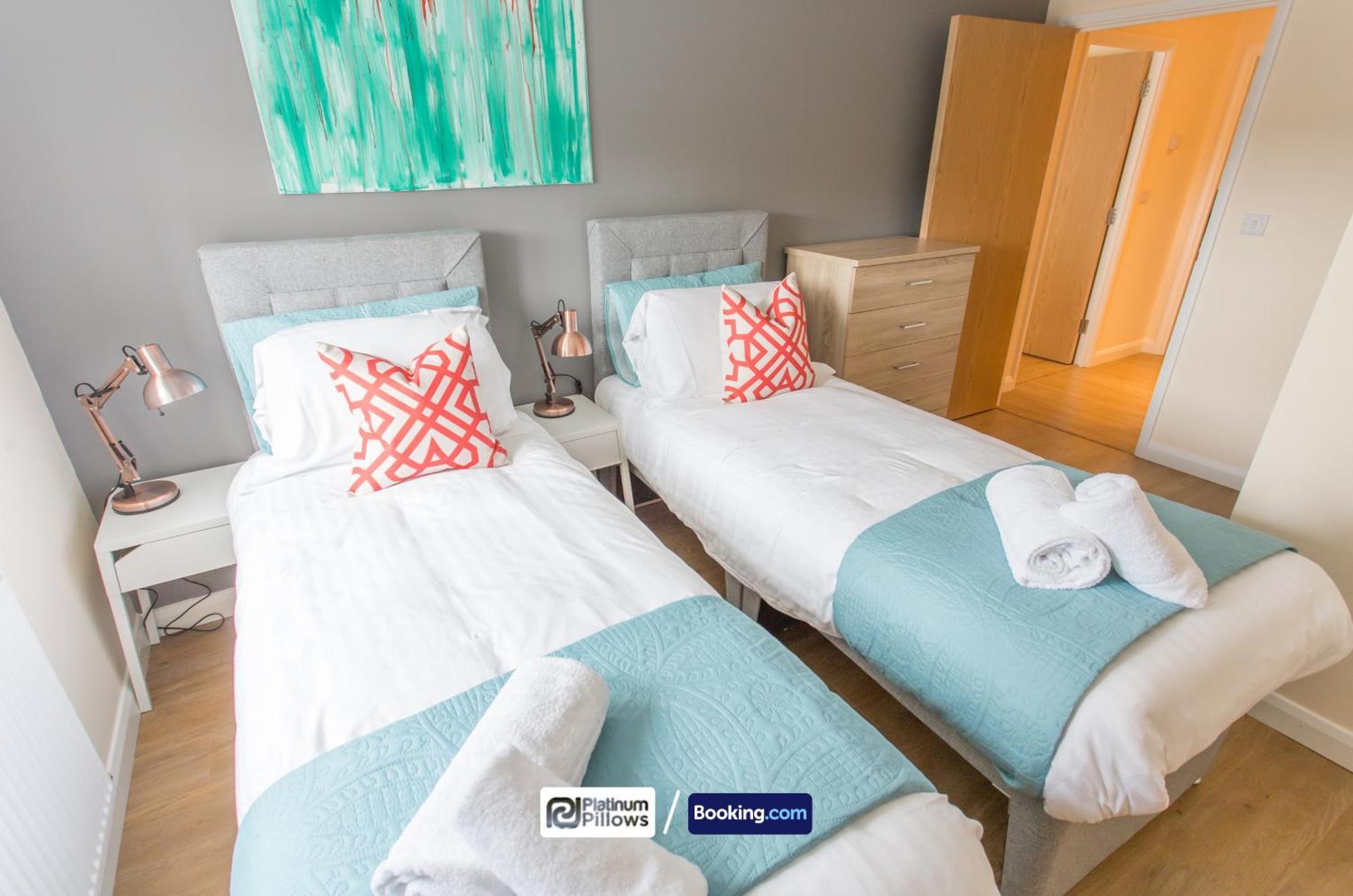 Apartment Modern 2 Bedroom Apartments, Near Headington Hospital, Families & Contractor With Parking *