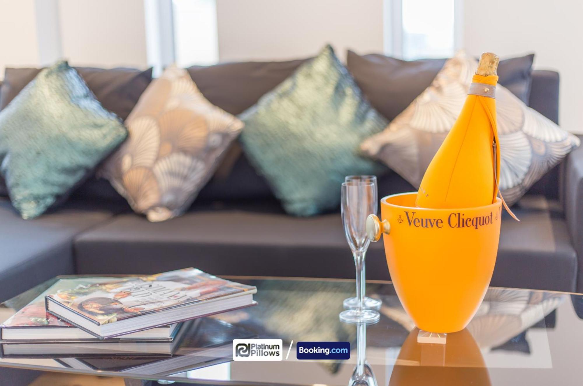 Modern 2 Bedroom Apartments, Near Headington Hospital, Families & Contractor With Parking Apartment *