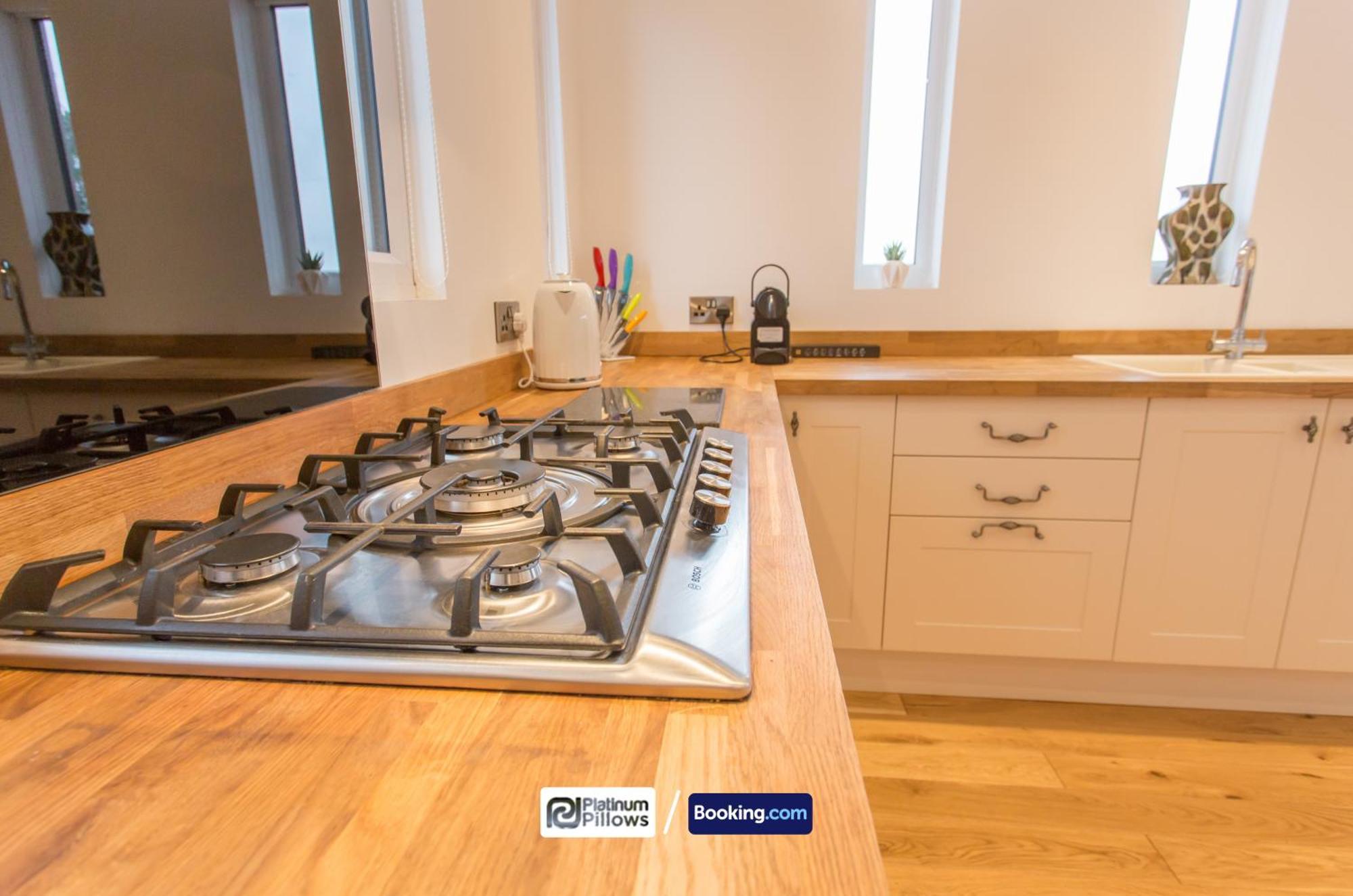 Modern 2 Bedroom Apartments, Near Headington Hospital, Families & Contractor With Parking Apartment