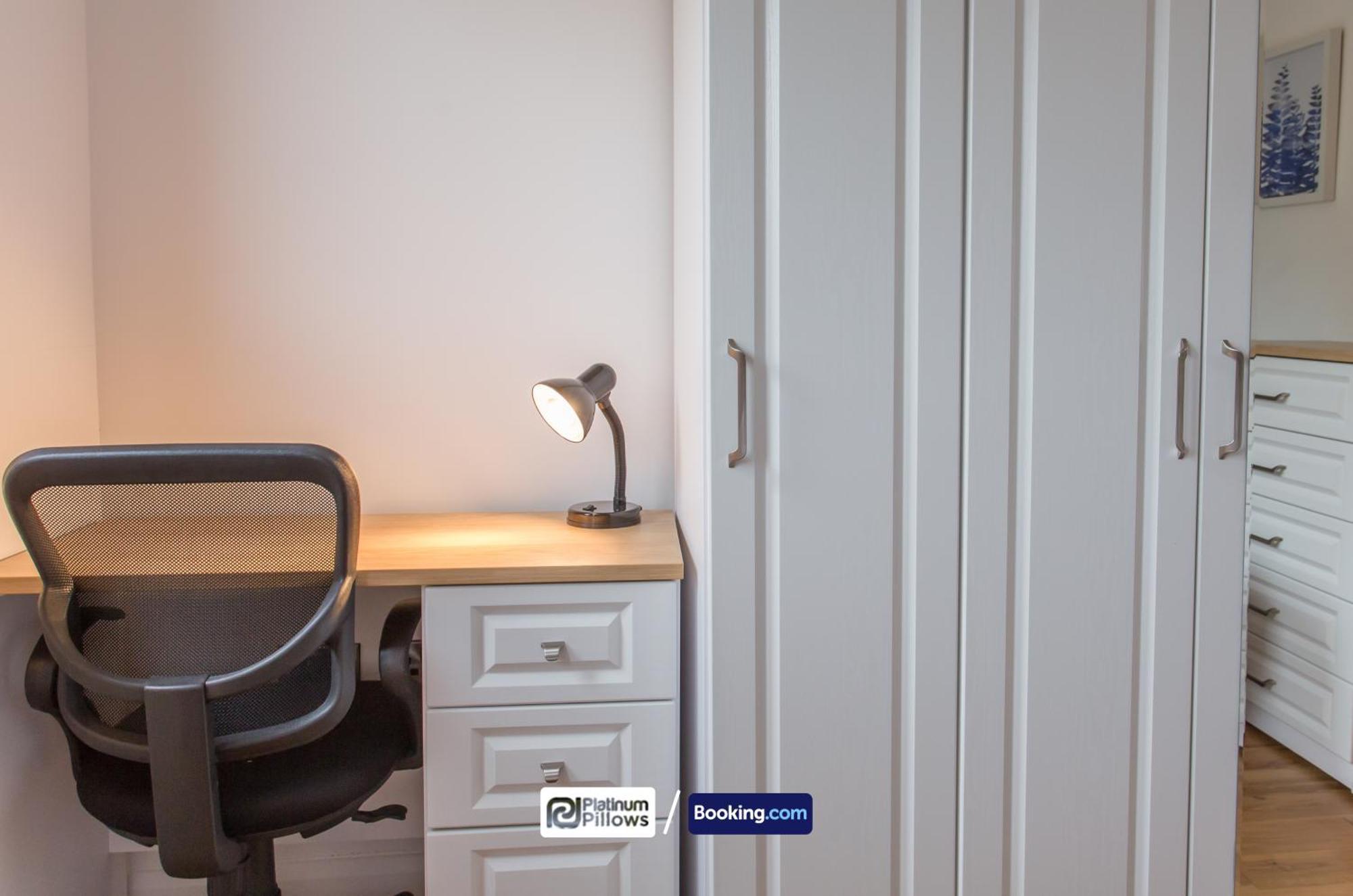 Apartment Modern 2 Bedroom Apartments, Near Headington Hospital, Families & Contractor With Parking