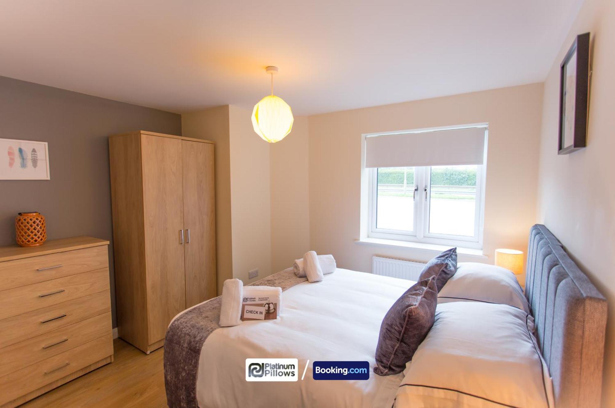 Modern 2 Bedroom Apartments, Near Headington Hospital, Families & Contractor With Parking Apartment