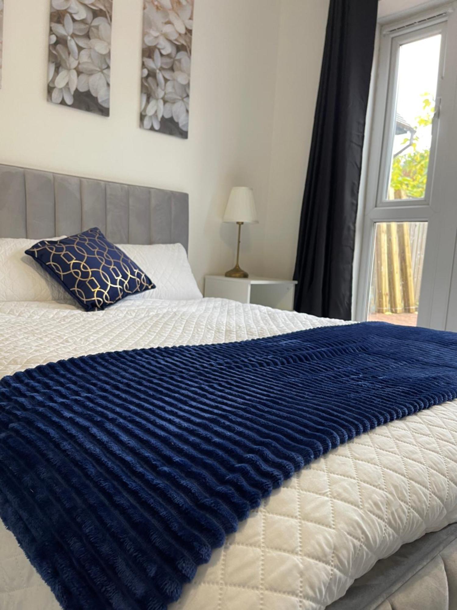 The Holloway Haven - 1 Bedroom - Private Access & Parking - Prime Location Near Centre Apartment