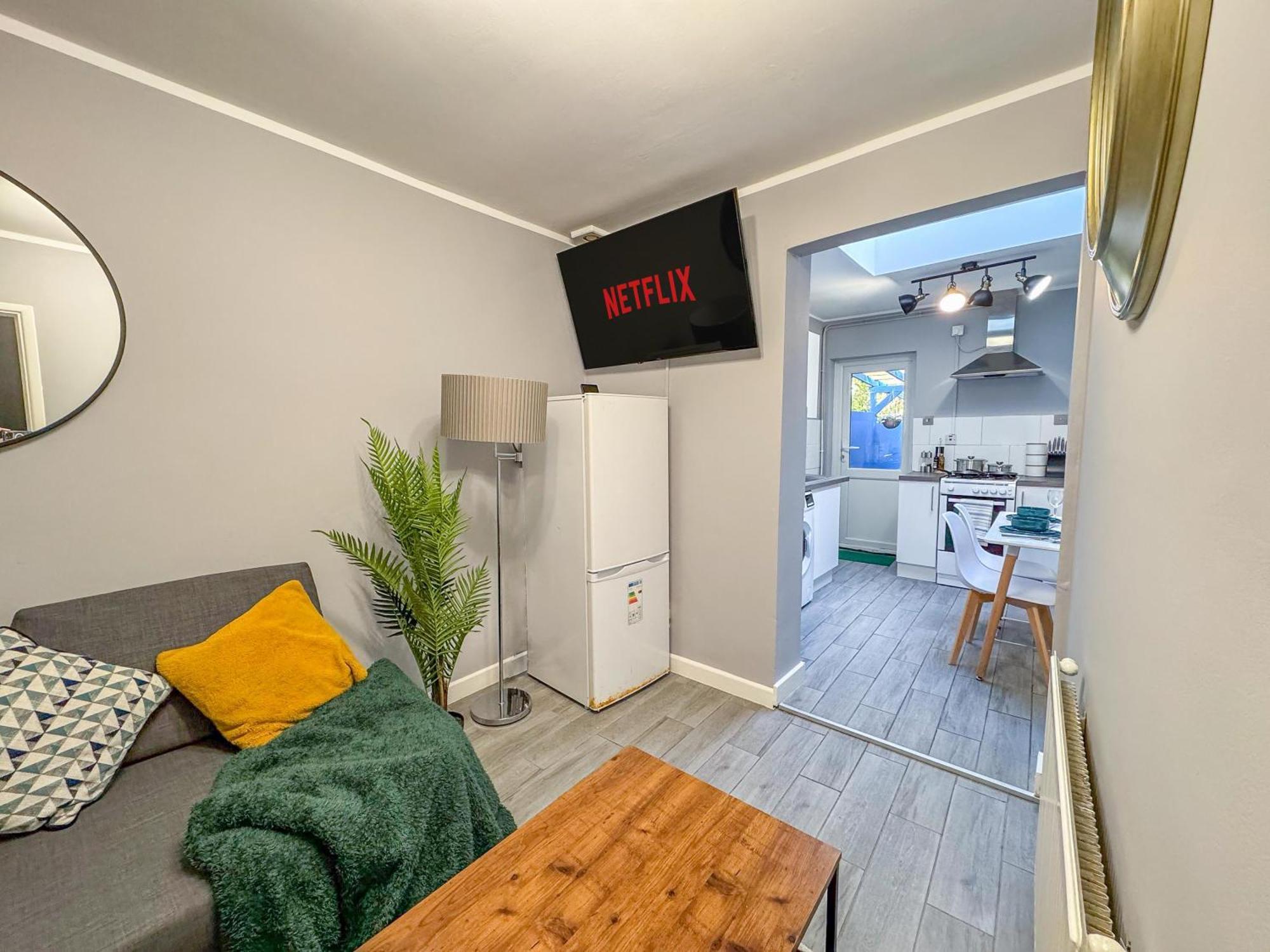 Modern House In Parking-limited Apartment