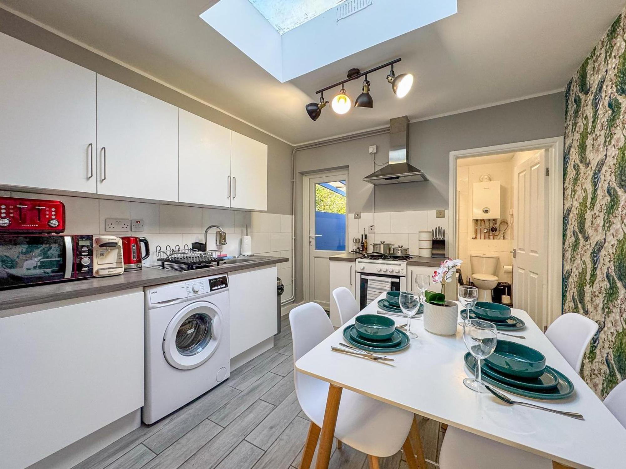 Modern House In Parking-limited Apartment