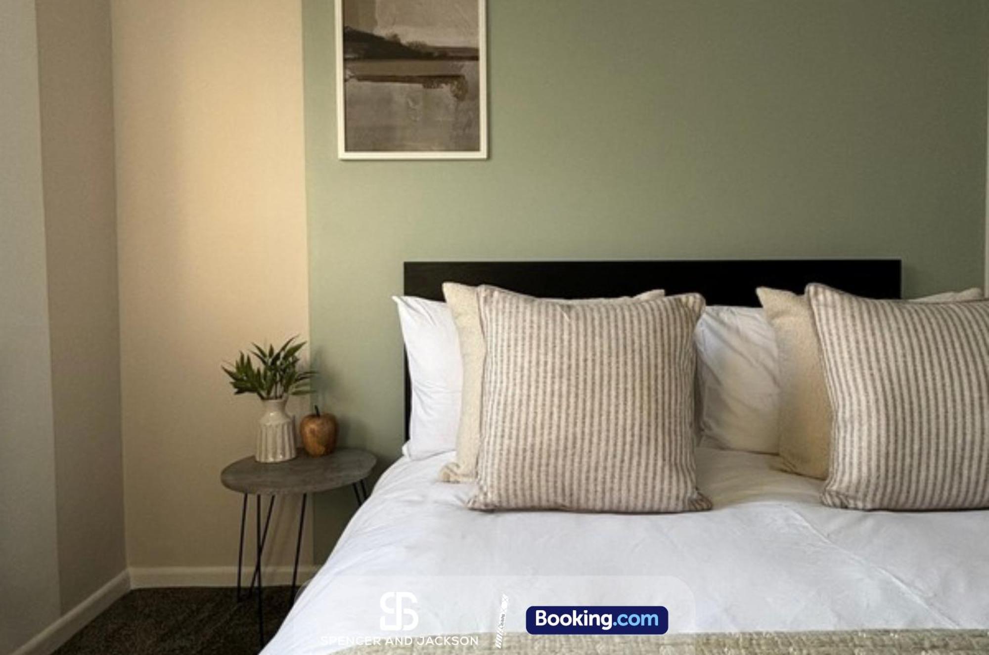 Apartment 2 Bedroom Spacious Duplex Near The With Free Parking By Spencer And Jackson Short Lets & Serviced *