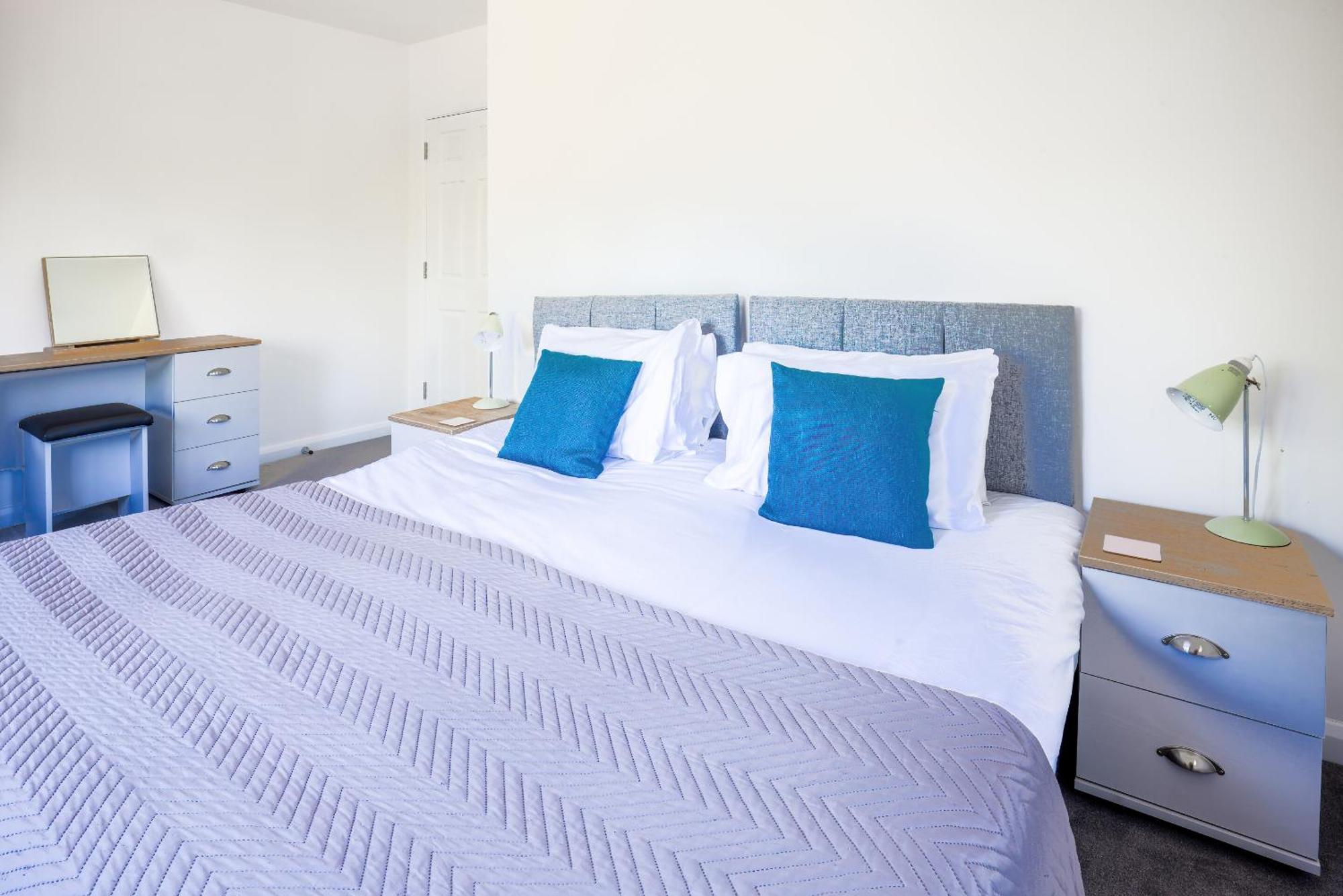 Modern, Living Apartments- Private Parking Apartment *