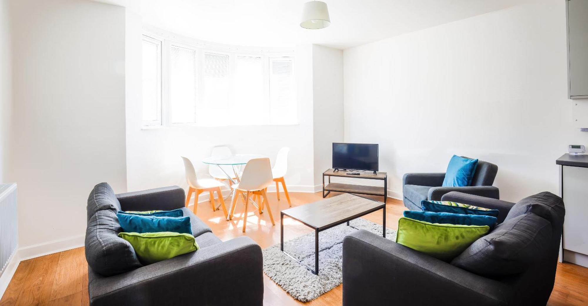 Modern, Living Apartments- Private Parking Apartment *
