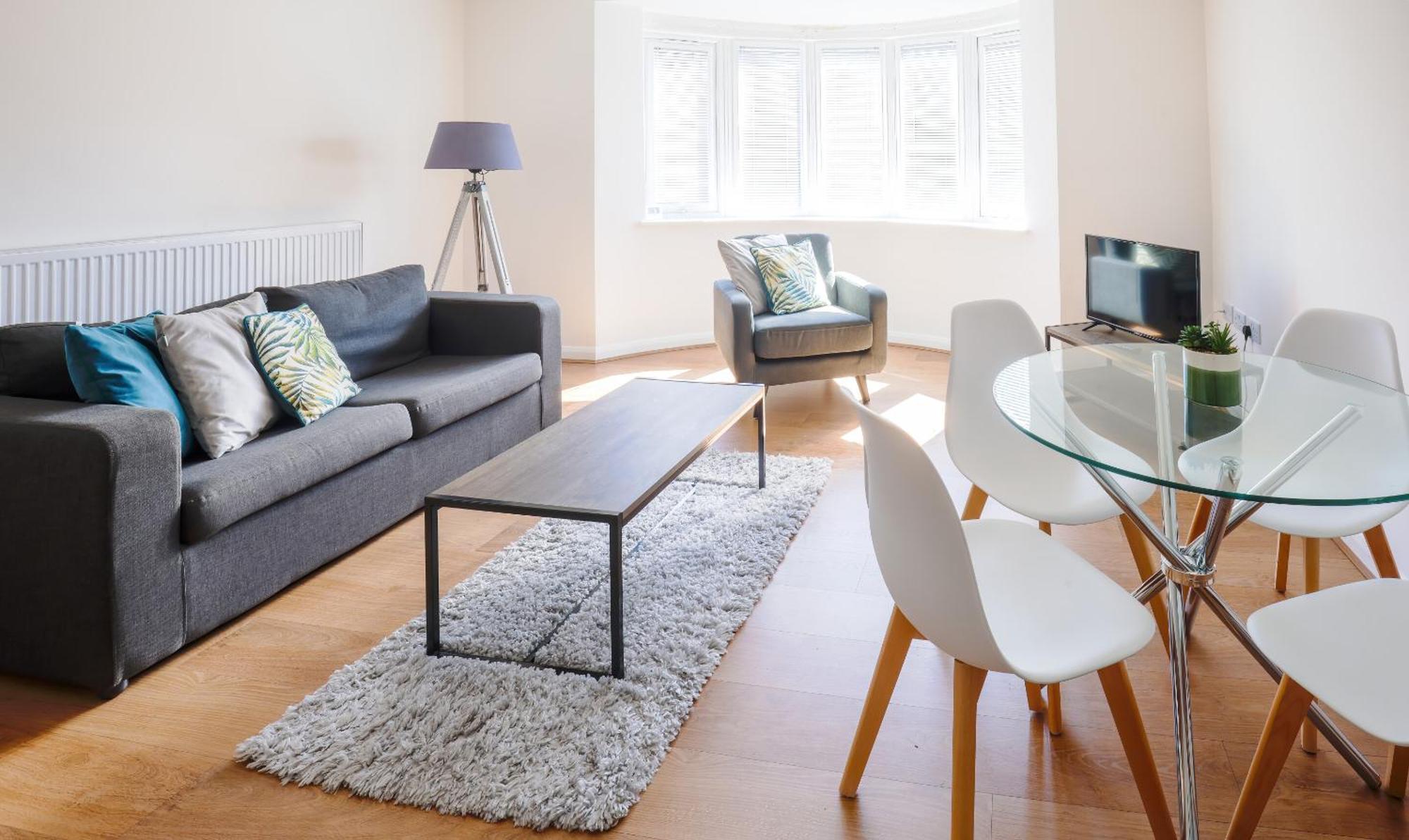 Modern, Living Apartments- Private Parking *