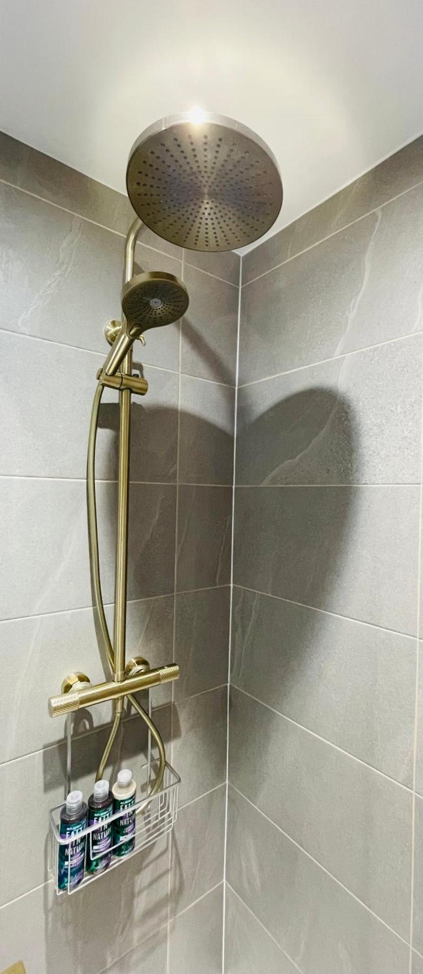 Brand New En-suite Double Private Entry Self-check Homestay