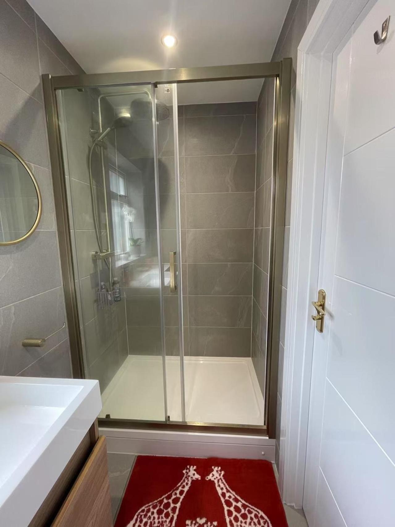 Brand New En-suite Double Private Entry Self-check Homestay *