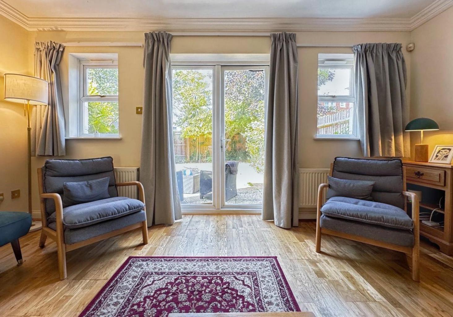 Spacious 4-bedroom Townhouse In The Center With Free Parking