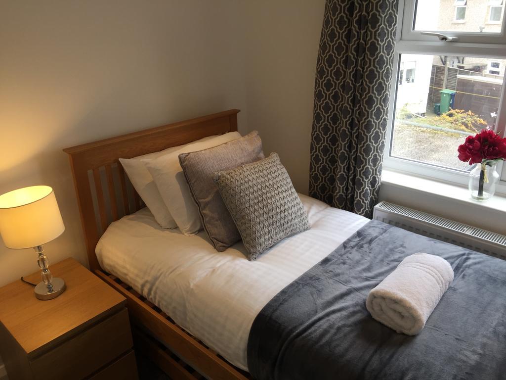 Arma Short Stays: Spacious 3-bedroom House With Garden Holiday home Oxford